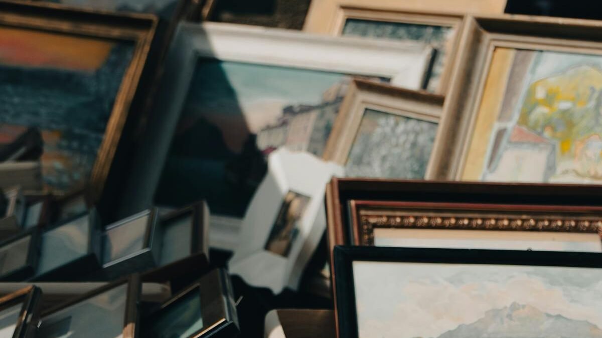 Eine Sammlung verschiedener gerahmter Kunstwerke auf einem Markt