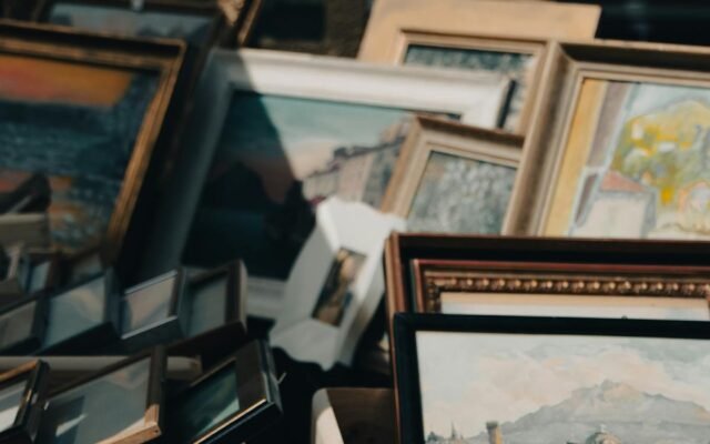 Eine Sammlung verschiedener gerahmter Kunstwerke auf einem Markt