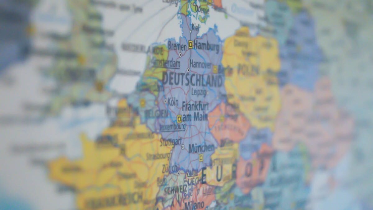 Nahansicht von Deutschland auf einer bunten Weltkarte mit den wichtigsten Städten
