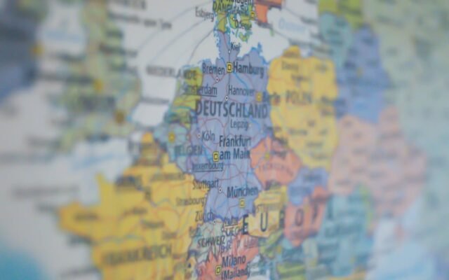 Nahansicht von Deutschland auf einer bunten Weltkarte mit den wichtigsten Städten