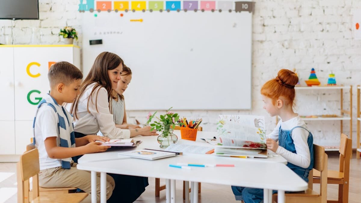 Schüler und Lehrer interagieren in einer hellen