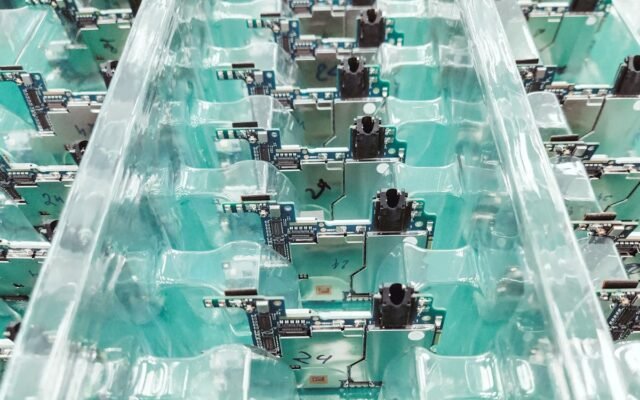 Detaillierte Ansicht von organisierten elektronischen Leiterplatten in einer Produktionsumgebung