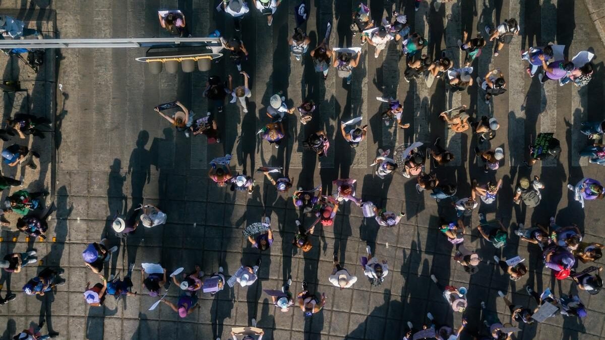 Luftaufnahme eines lebhaften Protests mit Menschen und Schildern auf städtischen Straßen