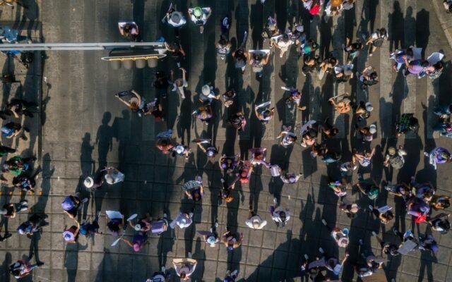 Luftaufnahme eines lebhaften Protests mit Menschen und Schildern auf städtischen Straßen