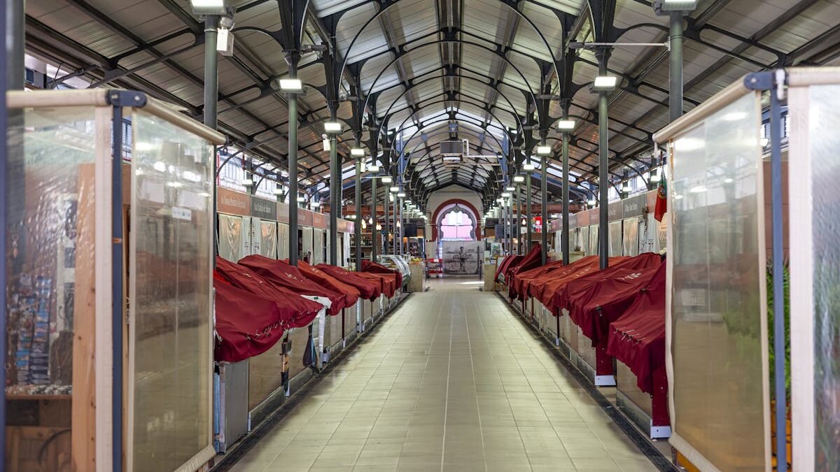 Erkunden Sie die leere Markthalle mit ihrem gut beleuchteten