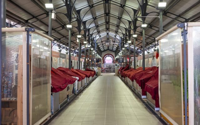 Erkunden Sie die leere Markthalle mit ihrem gut beleuchteten