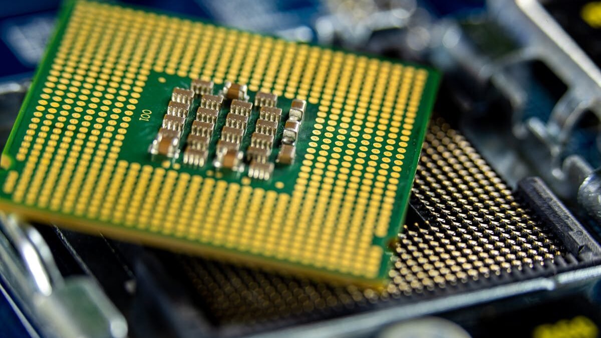 Detaillierte Nahaufnahme eines Mikroprozessors auf einer Hauptplatine