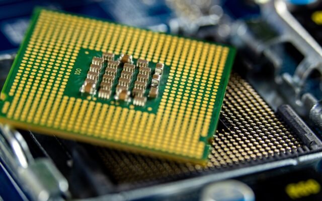 Detaillierte Nahaufnahme eines Mikroprozessors auf einer Hauptplatine