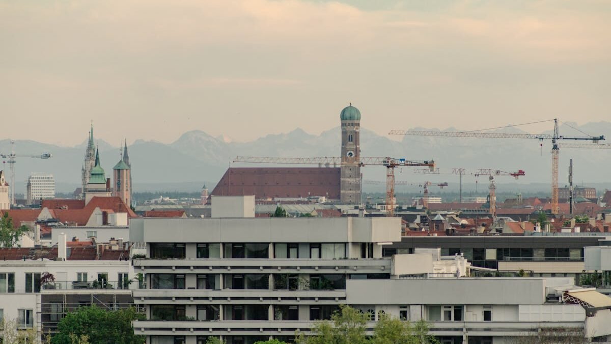 Malerischer Blick auf die Münchner Skyline mit der Frauenkirche und der umliegenden Architektur bei Sonnenuntergang