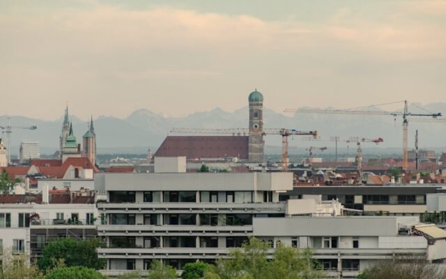 Malerischer Blick auf die Münchner Skyline mit der Frauenkirche und der umliegenden Architektur bei Sonnenuntergang