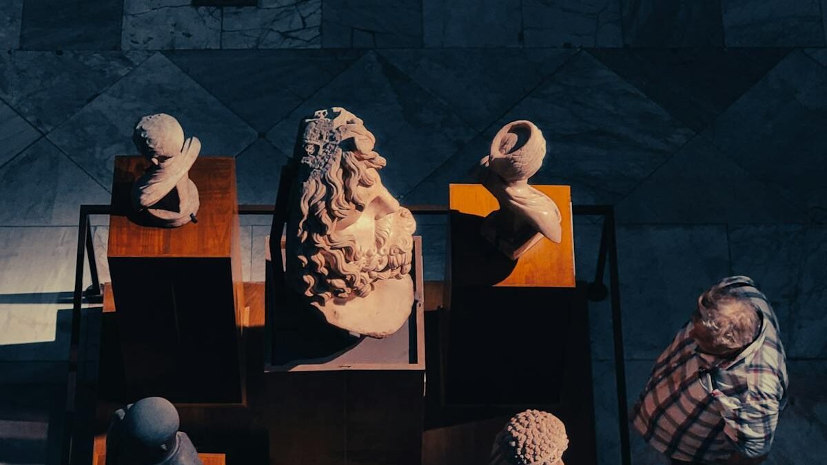 Blick von oben auf Skulpturen in einem ägyptischen Museum
