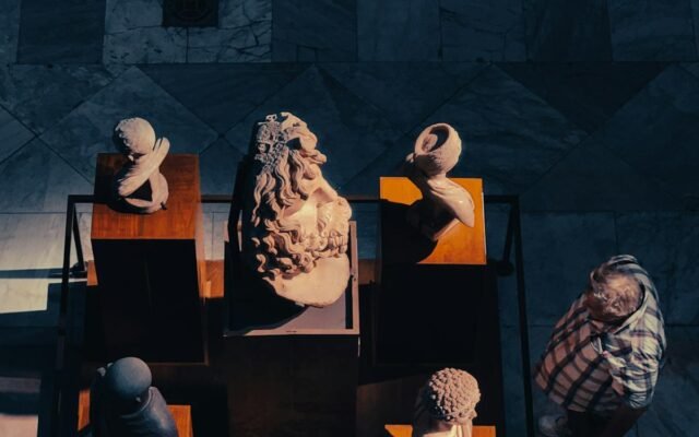 Blick von oben auf Skulpturen in einem ägyptischen Museum