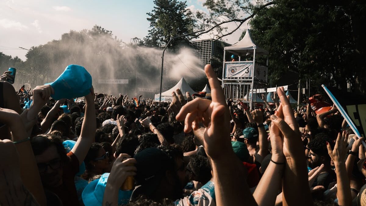 Lebhafte Menschenmenge genießt ein Outdoor-Musikfestival an einem sonnigen Tag