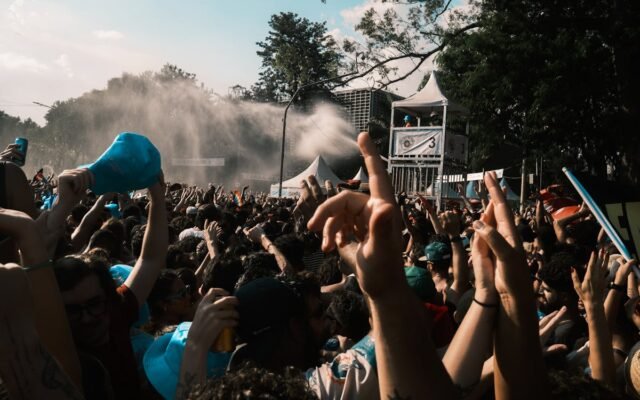 Lebhafte Menschenmenge genießt ein Outdoor-Musikfestival an einem sonnigen Tag