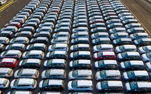 Luftaufnahme von Neuwagen in Reihen auf einem Werksgelände