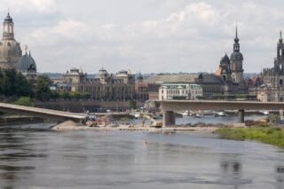 Schöne Panoramaaussicht auf Dresdens historische Skyline neben der ruhigen Elbe