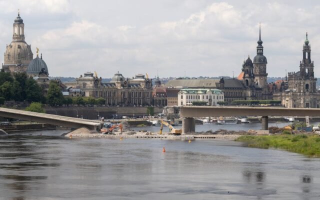 Schöne Panoramaaussicht auf Dresdens historische Skyline neben der ruhigen Elbe