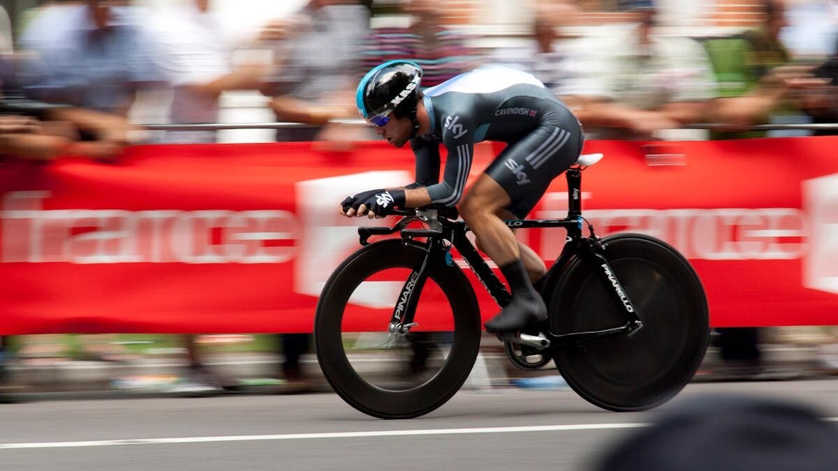 Dynamische Aufnahme eines Radfahrers bei einem rasanten Radsport-Event