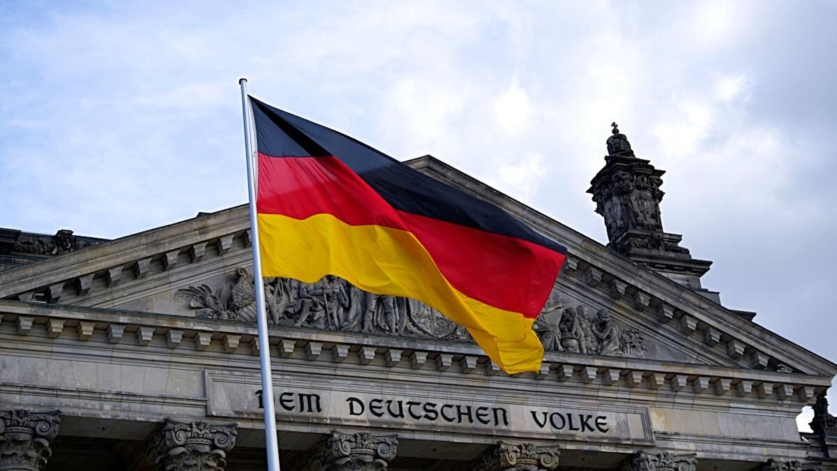 Deutsche Nationalflagge weht vor dem Reichstagsgebäude in Berlin