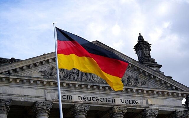 Deutsche Nationalflagge weht vor dem Reichstagsgebäude in Berlin