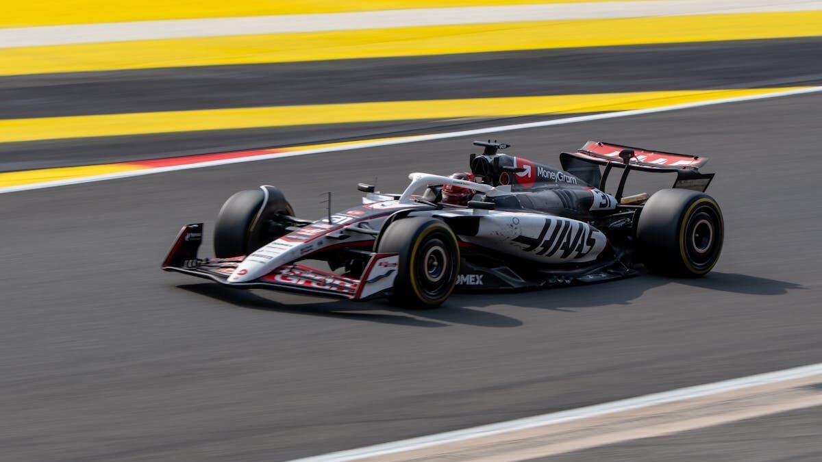 Schneller Formel-1-Wagen rast auf einer farbenfrohen Strecke in Belgien