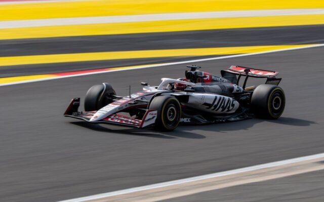 Schneller Formel-1-Wagen rast auf einer farbenfrohen Strecke in Belgien