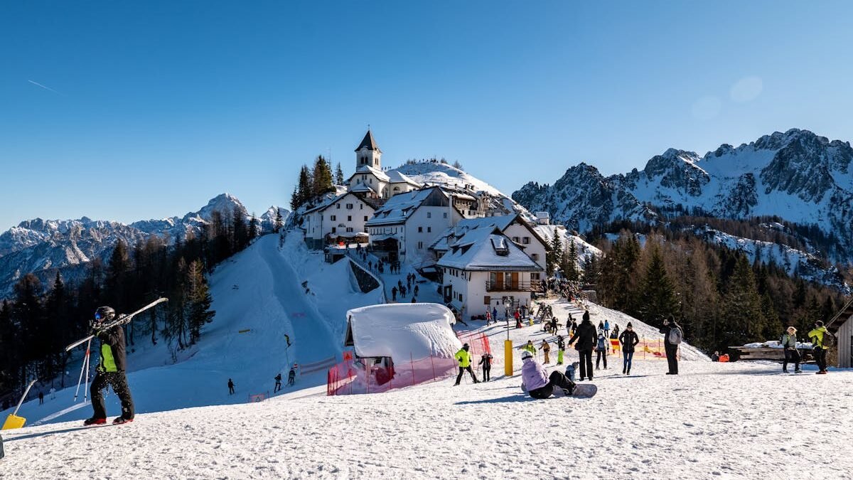 Winterszene mit Skifahrern und schneebedeckter Landschaft