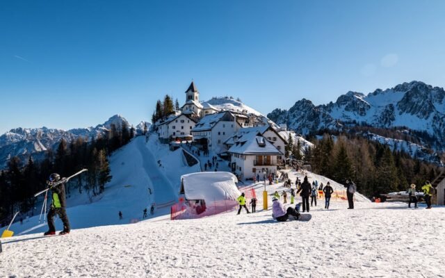 Winterszene mit Skifahrern und schneebedeckter Landschaft