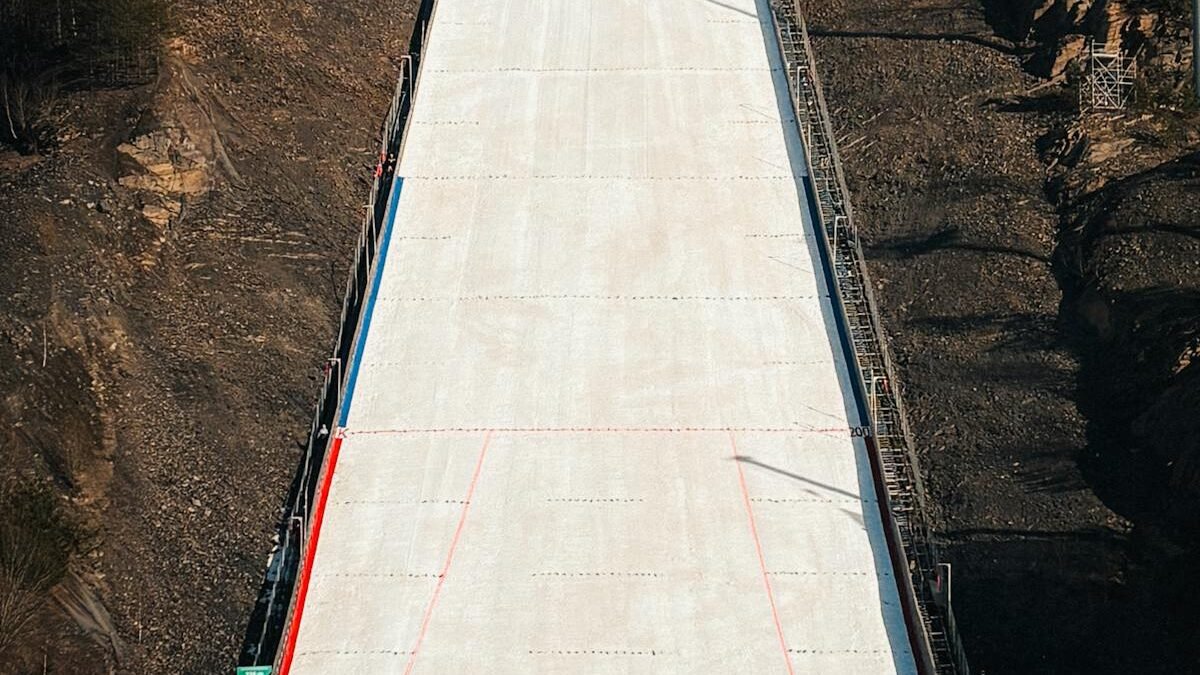Eine malerische verschneite Skisprungschanze