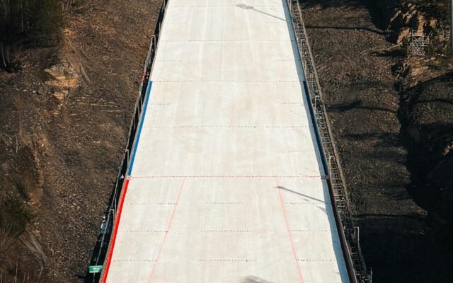 Eine malerische verschneite Skisprungschanze