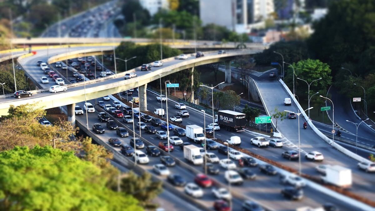 Dichter Verkehr auf einer mehrstöckigen städtischen Autobahn mit Tilt-Shift-Effekt
