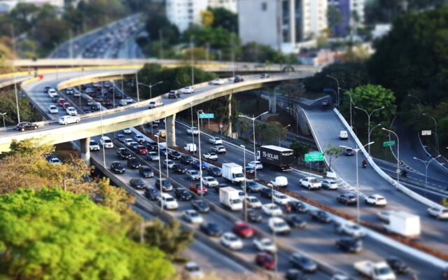 Dichter Verkehr auf einer mehrstöckigen städtischen Autobahn mit Tilt-Shift-Effekt