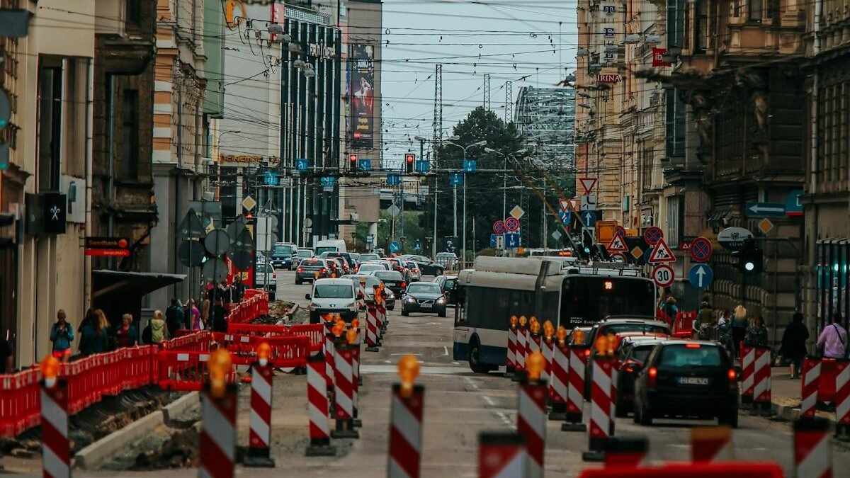 Blick auf eine belebte Straße im Bau mit Verkehr und Gebäuden