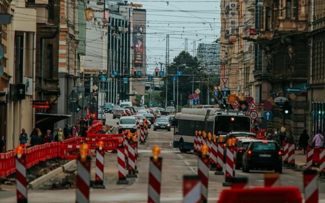 Blick auf eine belebte Straße im Bau mit Verkehr und Gebäuden