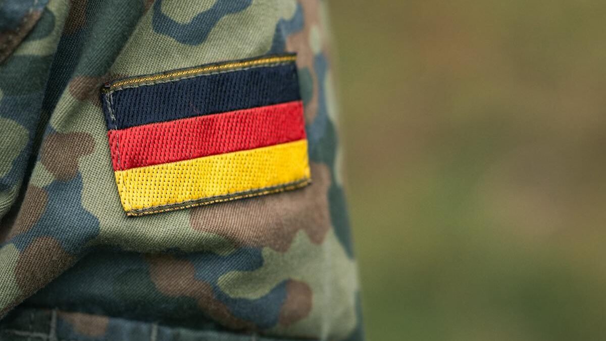 Nahaufnahme einer deutschen Militär-Tarnuniform mit Flaggenaufnäher