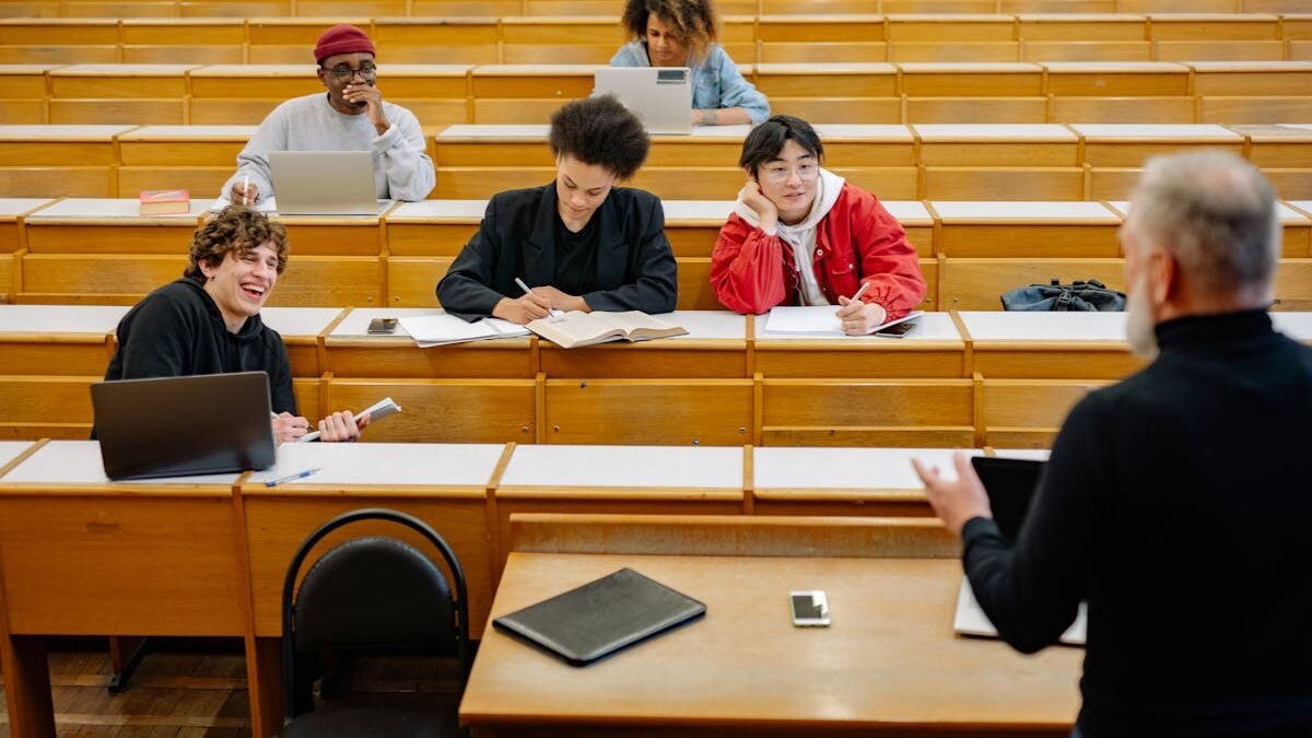 Studenten in einer lebhaften Universitätsvorlesung