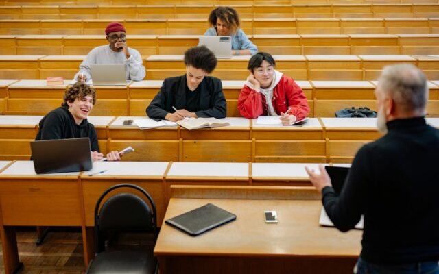 Studenten in einer lebhaften Universitätsvorlesung