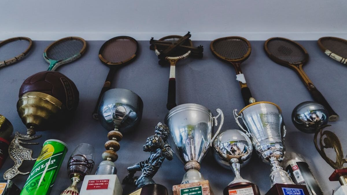 Eine Sammlung von Vintage-Sportgeräten und Trophäen