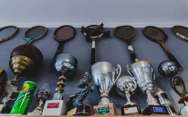 Eine Sammlung von Vintage-Sportgeräten und Trophäen