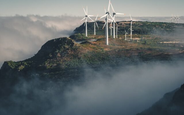 Windkraftanlagen inmitten von Nebel und Wolken