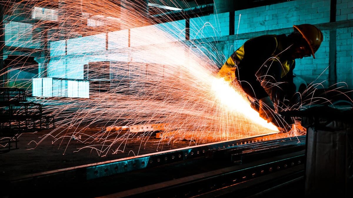 Ein Industriearbeiter verwendet einen Winkelschleifer zum Schneiden von Stahl